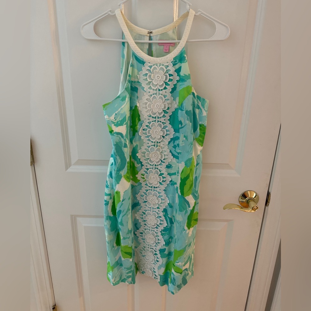 Lilly Pulitzer sheath dress
Size 6